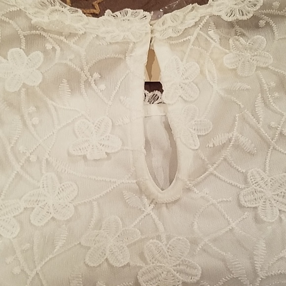 Beautiful, white sleeveless top .NWT - Picture 3 of 4